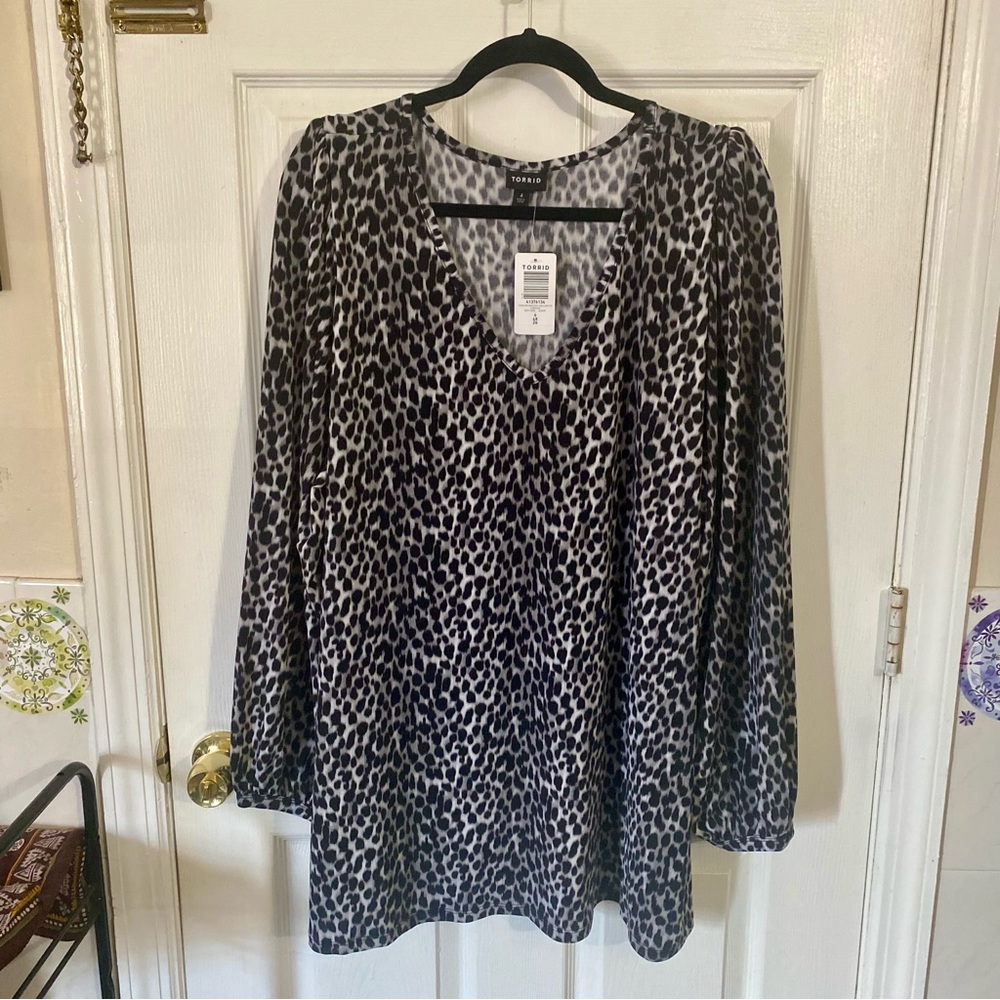 TORRID 4X Studio Stretch Knit V Neck Blouse Puff Long Sleeve Cheetah Top Mobwife
